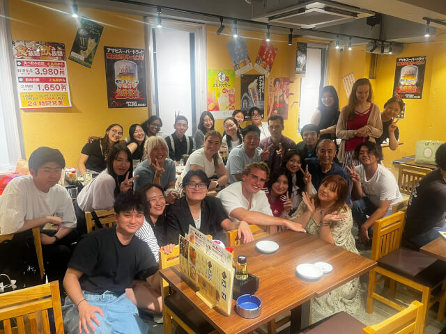 参加者みんなで飲み会をした際の、店内での集合写真