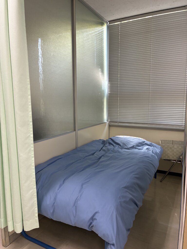 保健室のベッド。計4台ある。